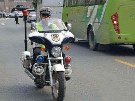 交警飙车闯红灯 交通违章怎么申诉