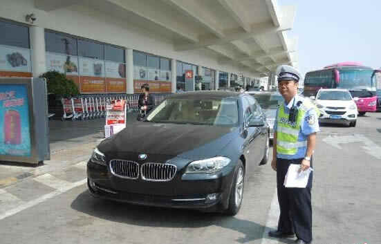司机开无牌宝马出门购物 不悬挂车牌怎样处罚