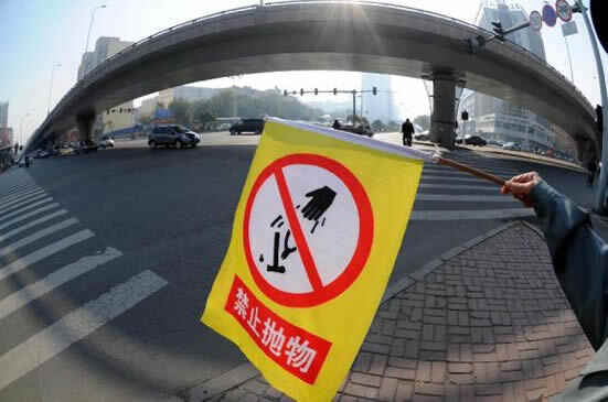 乘车人向车外抛撒物品的处罚规定