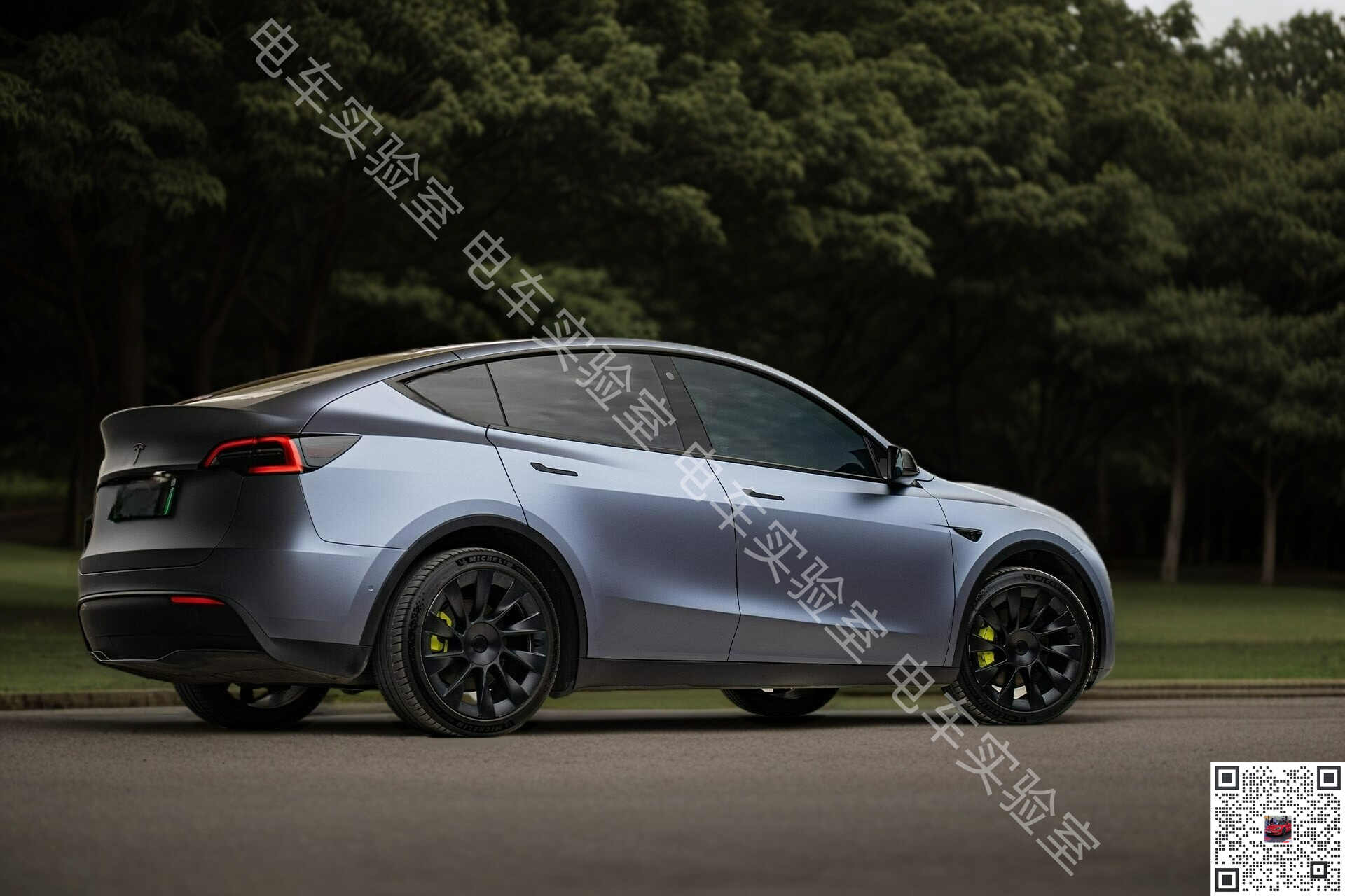 特斯拉Model Y缎面竞赛蓝